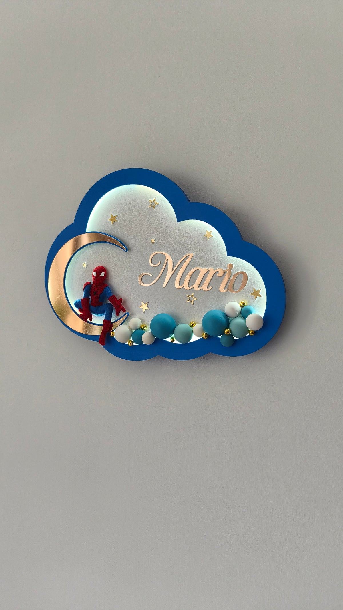 Luce notturna a forma di nuvola personalizzata con nome, supereroe in feltro sulla luna dorata e palloncini, fatta a mano