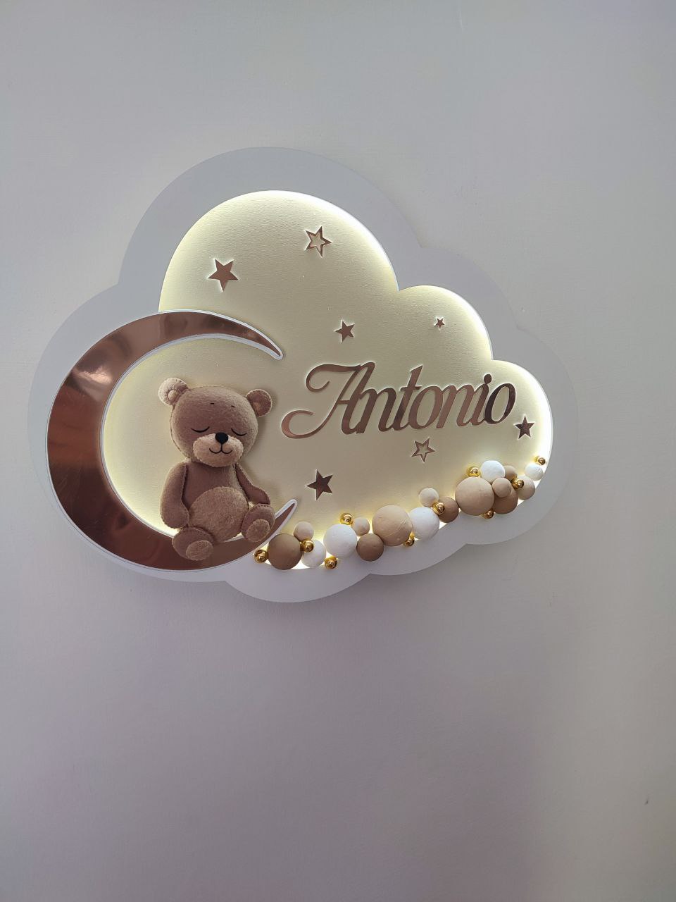 Luce notturna nuvola orsetto in feltro sulla luna, nome in corsivo, palloncini beige e bianchi, fatta a mano