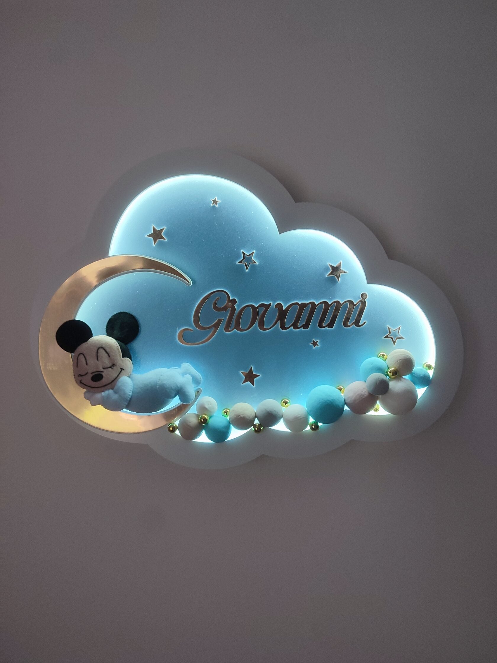 luce notturna LED nuvola azzurra personalizzata con topolino feltro su luna colorata, nome inciso e perline colorati