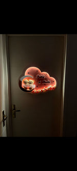 Luce notturna nuvola rosa accesa su parete, due orsetti sulla luna, nomi incisi, bagliore LED caldo — cameretta gemelle neonata