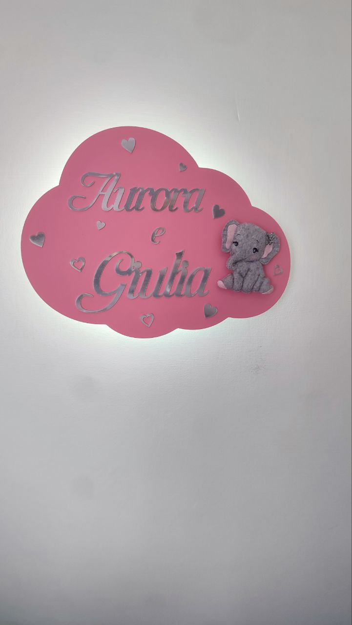 Luce notturna LED nuvola rosa con due nomi personalizzati ed elefantino in feltro, idea regalo gemelle cameretta bambine