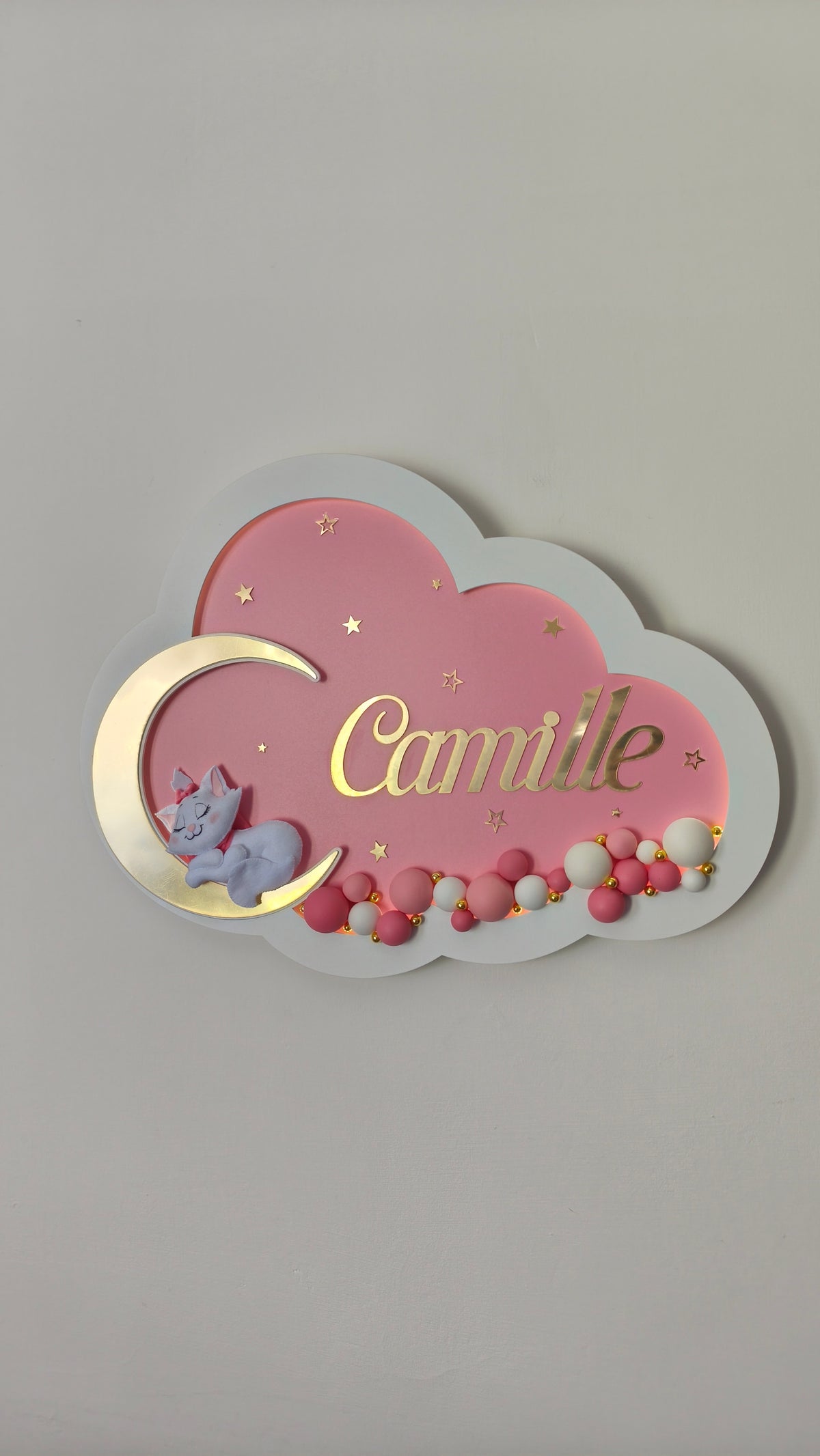 Luce notturna nuvola rosa con gattina addormentata sulla luna dorata, nome inciso, stelle e palline decorative LED, regalo nascita bambina