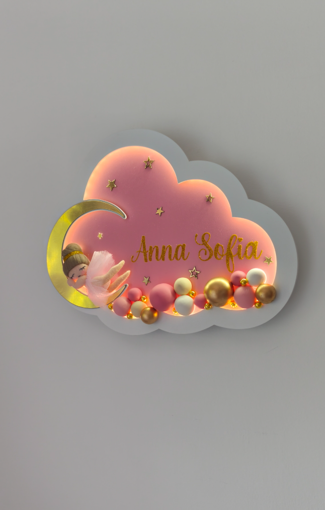 Luce notturna a nuvola rosa con LED acceso, nome personalizzato e palline decorative, lampada cameretta bambina