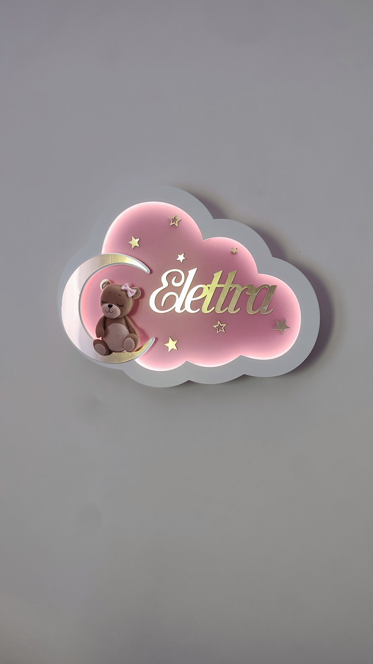 Luce notturna nuvola rosa personalizzata con orsetta sulla luna, nome inciso dorato, stelle dorate LED — regalo nascita bambina cameretta