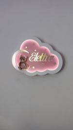 Luce notturna nuvola rosa personalizzata con orsetta sulla luna, nome inciso dorato, stelle dorate LED — regalo nascita bambina cameretta