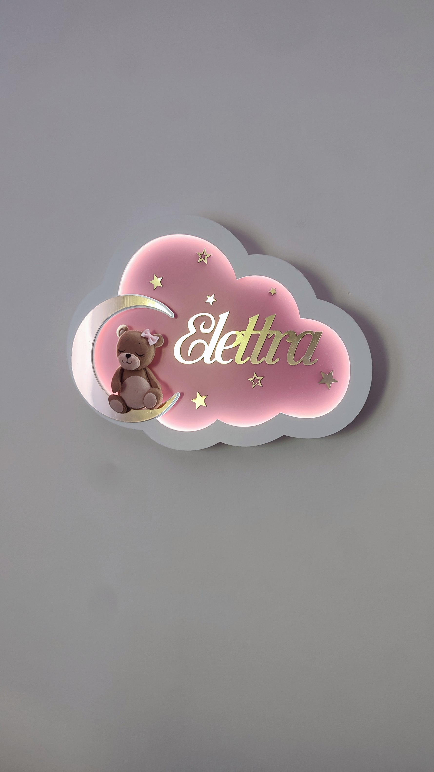 Luce notturna nuvola rosa personalizzata con orsetta sulla luna, nome inciso dorato, stelle dorate LED — regalo nascita bambina cameretta