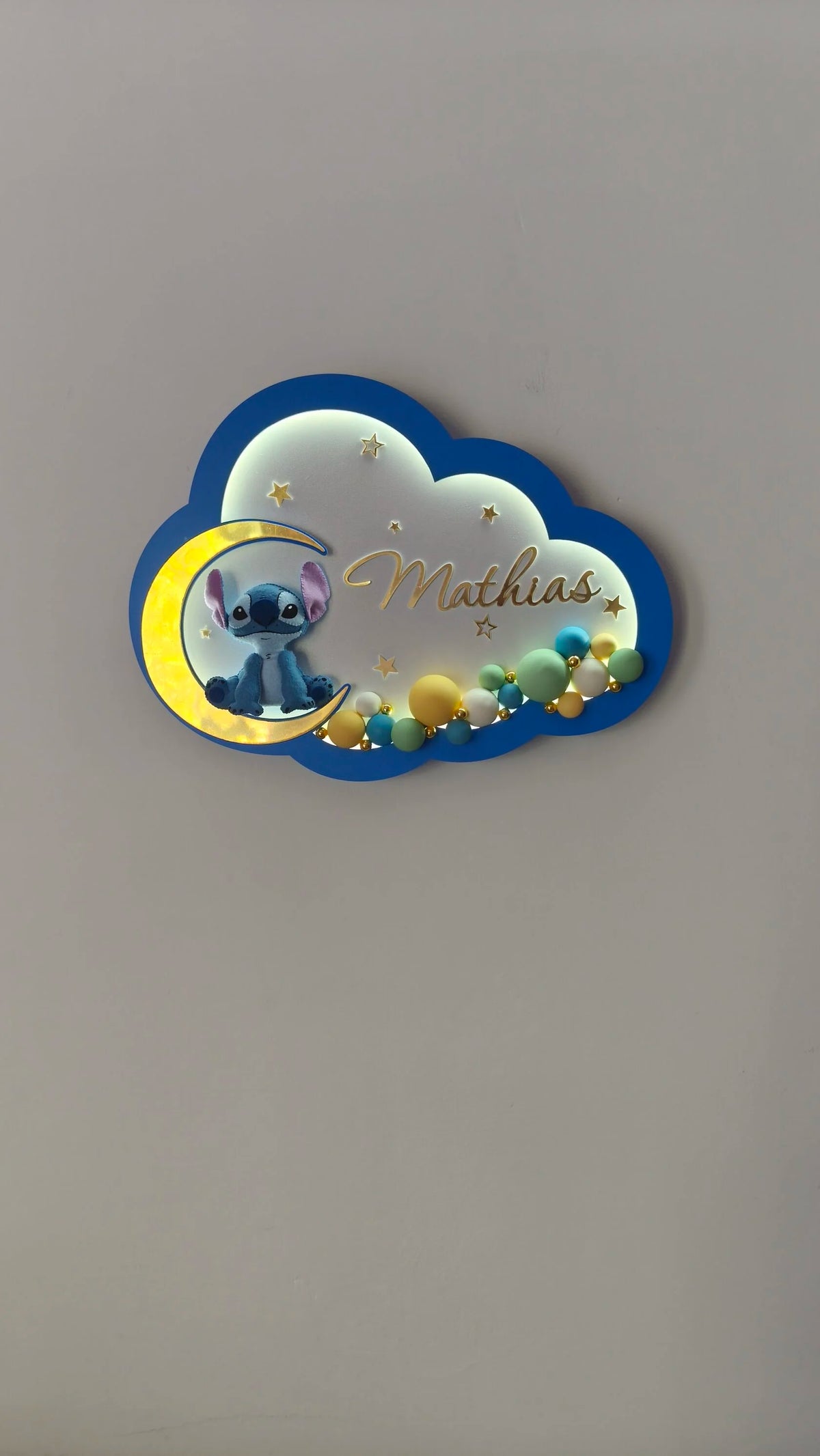 Luce notturna nuvola Stitch con nome, bordo blu royal, luna gialla e palloncini colorati, fatta a mano