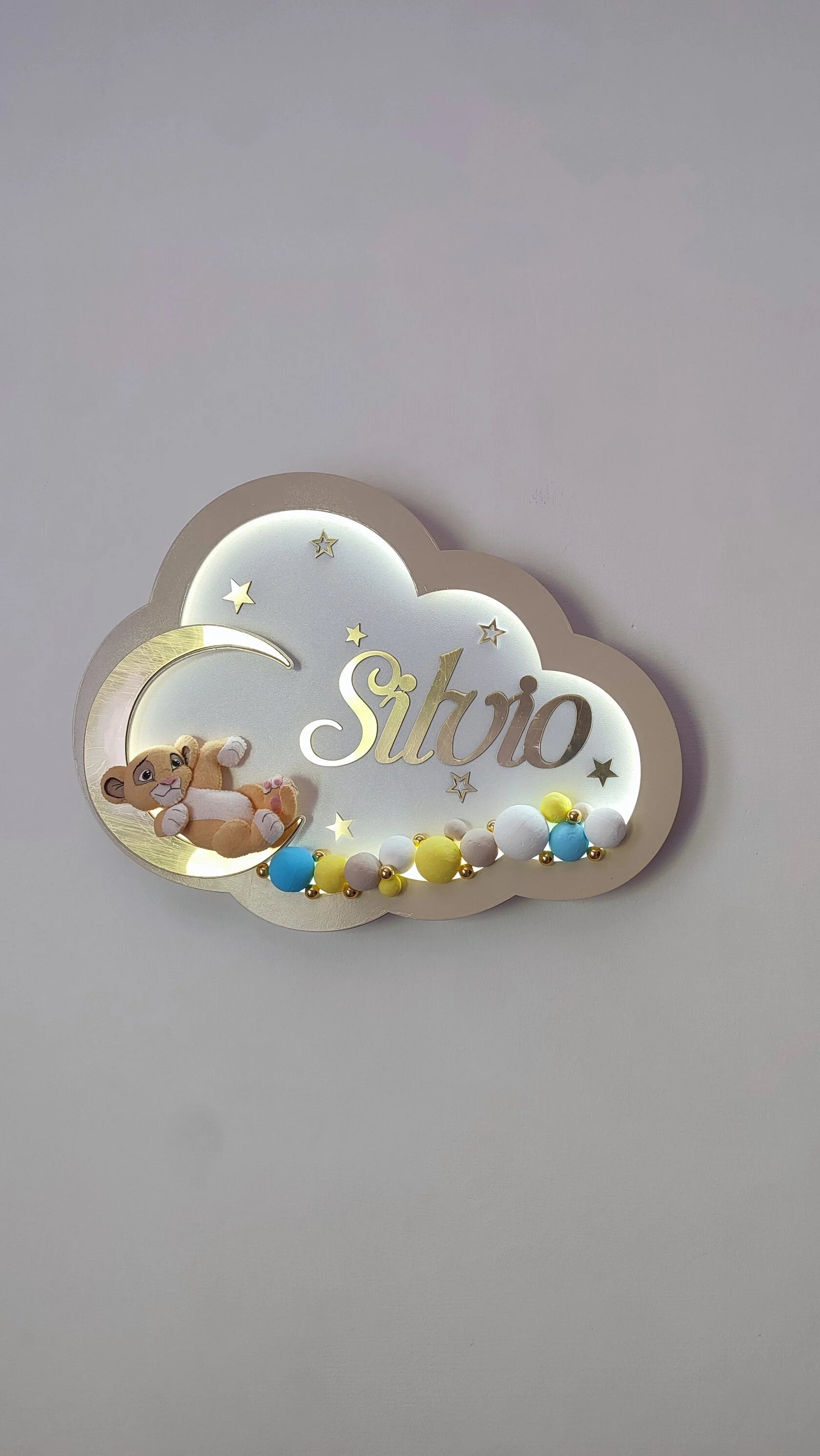 Luce notturna nuvola tortora personalizzata con nome bambino, cucciolo di leone sdraiato su luna