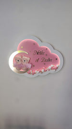 Luce notturna nuvola rosa personalizzata con due orsetti sulla luna, nomi incisi, LED — regalo nascita gemelle bambina