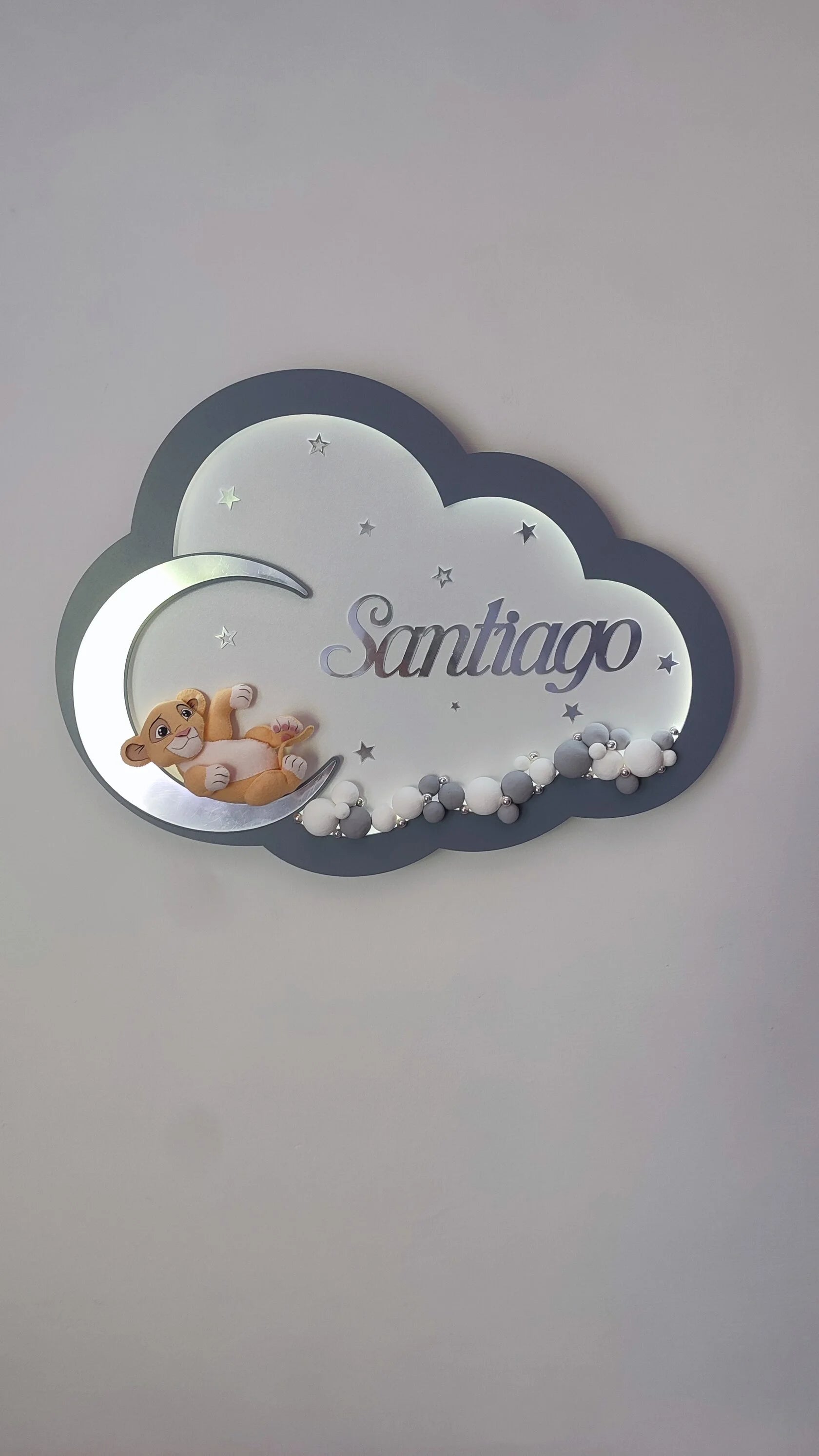 Luce notturna a nuvola grigia personalizzata con nome Santiago, Simba il Re Leone sulla luna e palloncini grigi