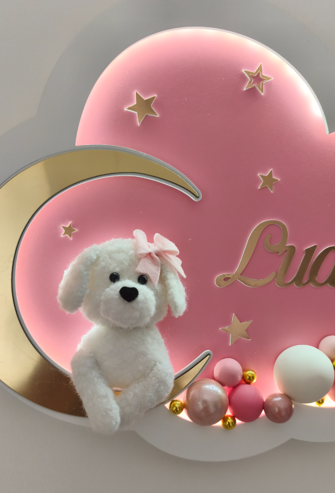 Dettaglio cagnolino bianco con fiocco rosa e luna oro su luce notturna a nuvola rosa personalizzata