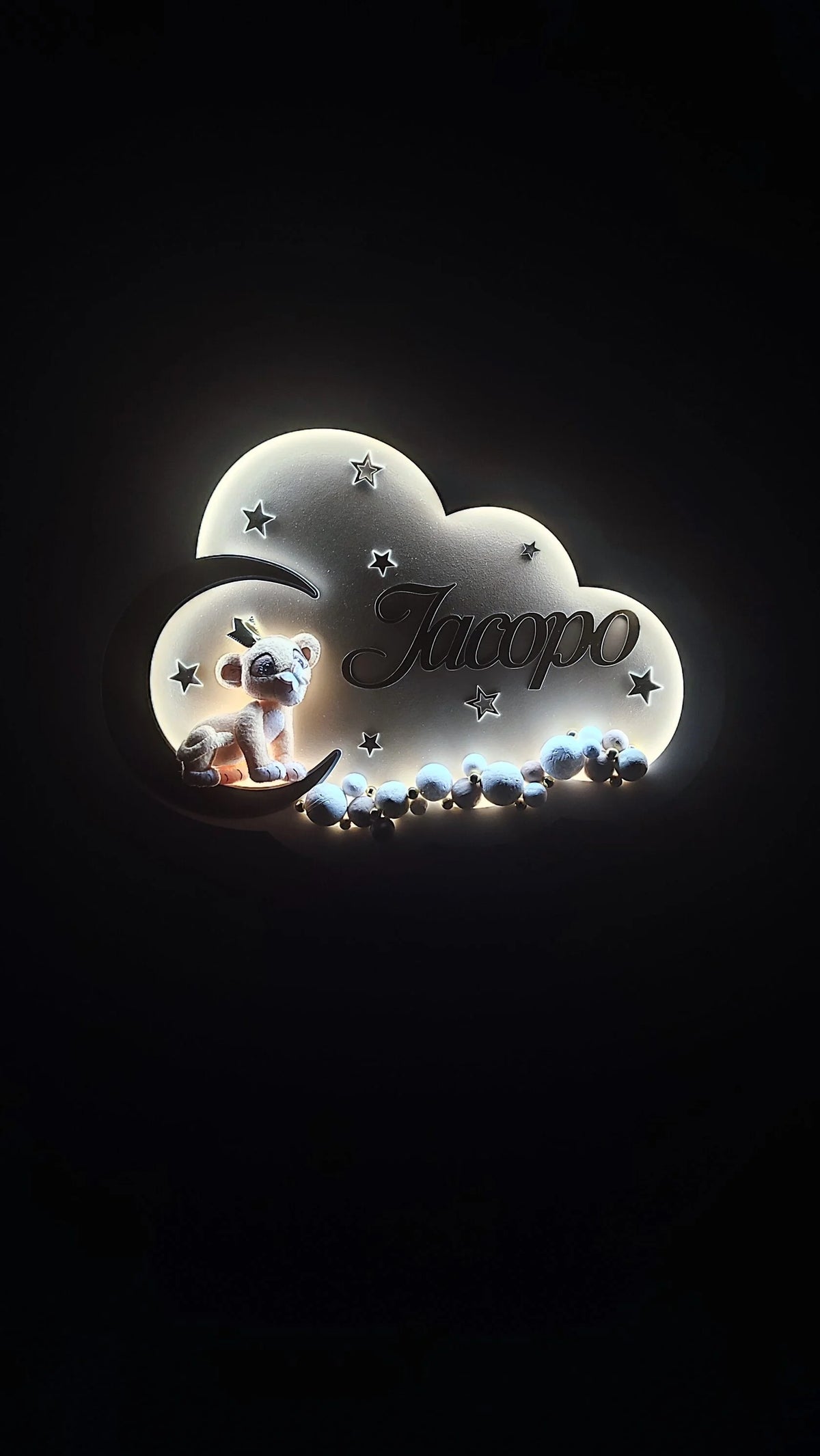 Luce notturna accesa a forma di nuvola con nome Jacopo, Simba con corona sulla luna e stelle LED per cameretta