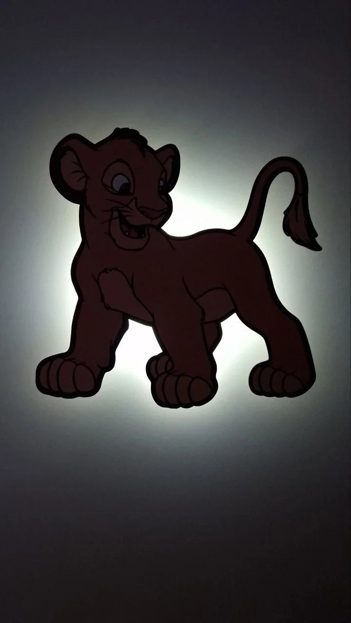 Lampada notturna bambini Simba Re Leone accesa al buio con luce led soffusa, ideale come luce anti buio per cameretta