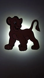 Lampada notturna bambini Simba Re Leone accesa al buio con luce led soffusa, ideale come luce anti buio per cameretta