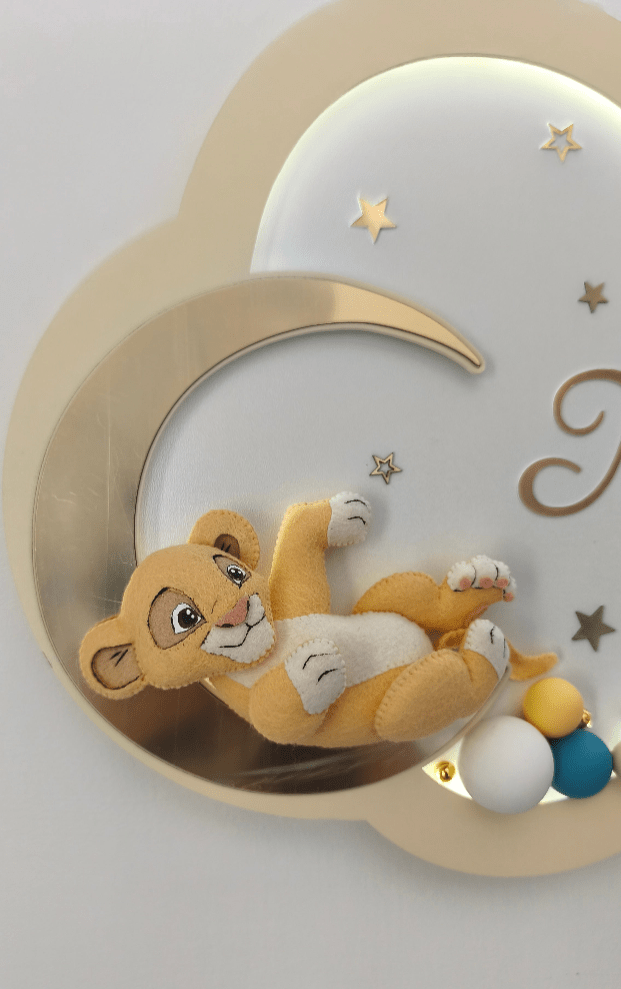 Luce Notturna Simba Il Re Leone Sdraiato sulla Luna – Con Nome Bambino - universo del bambino