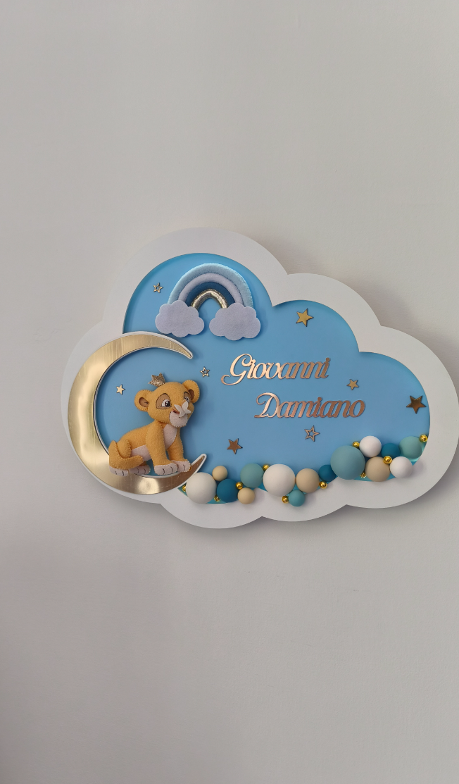 Luce notturna a nuvola azzurra con Simba seduto sulla luna oro, arcobaleno e nomi personalizzati, lampada cameretta bambino