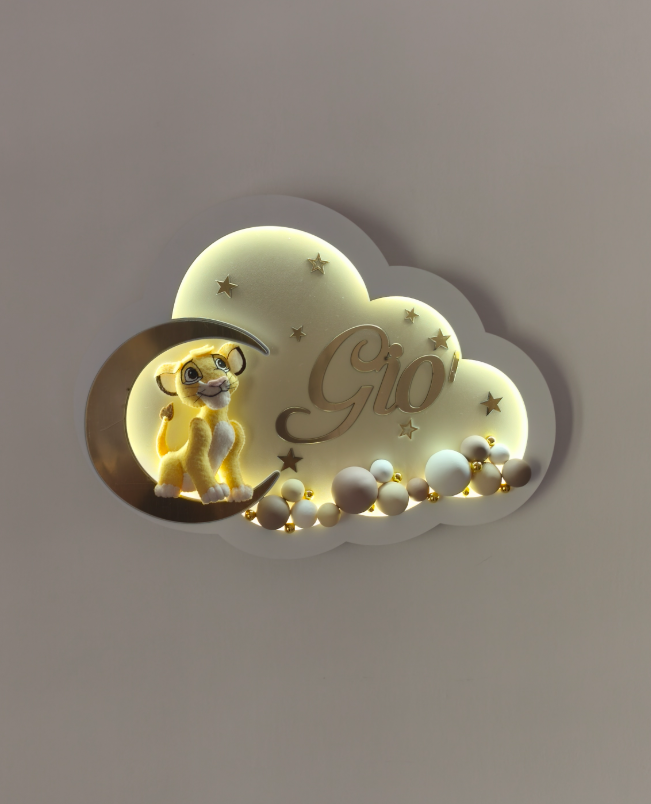 Luce notturna a nuvola oro specchiato con Simba seduto sulla luna, nome personalizzato e palline decorative, lampada cameretta