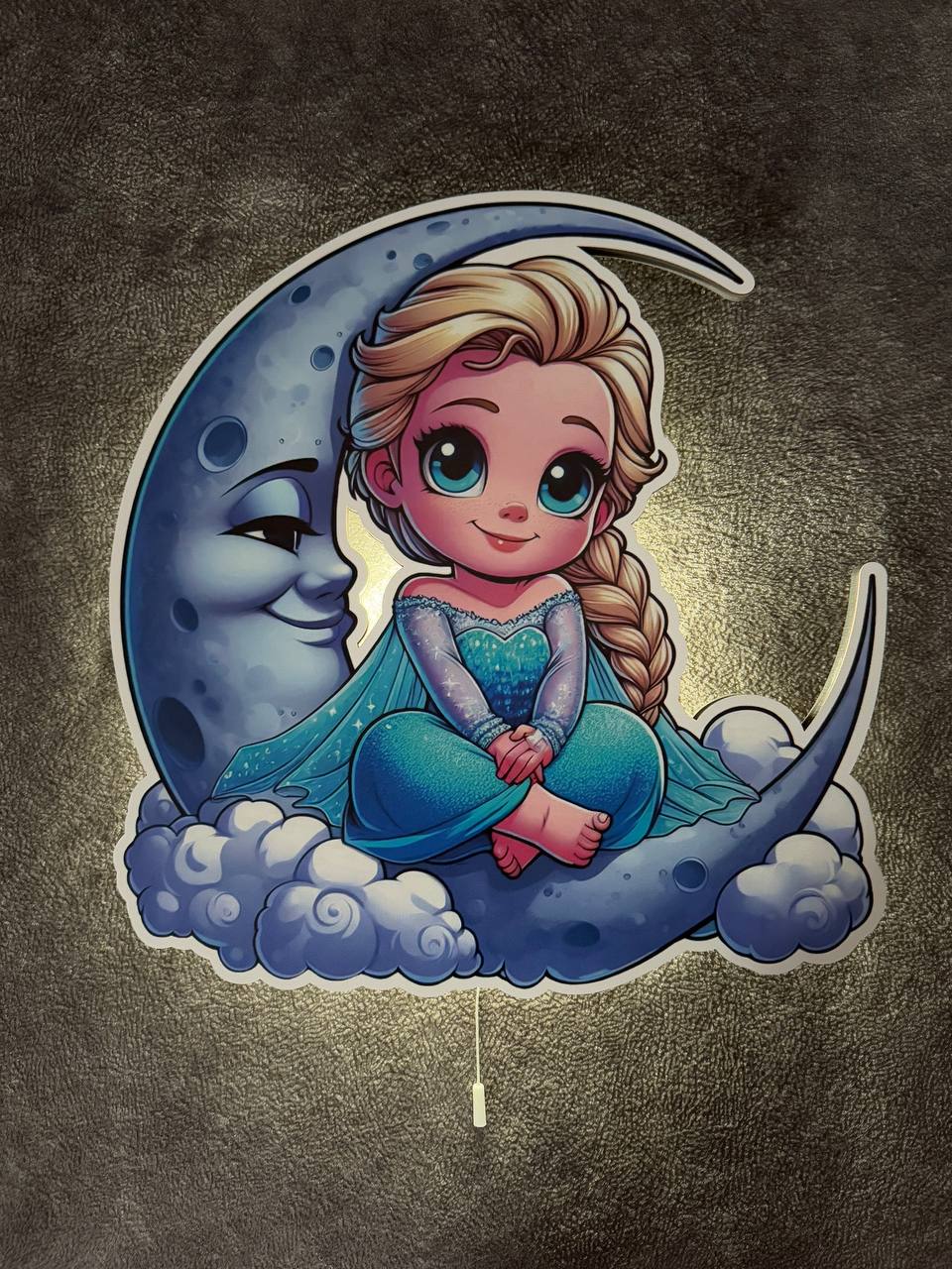 Luce notturna stampata di Elsa Frozen con vestito azzurro sulla luna blu da parete, applique led printer.