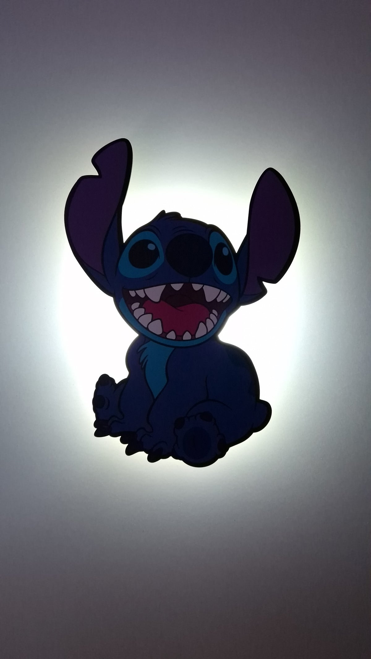 Luce da parete neonati Stitch Disney con effetto retroilluminazione calda, perfetta per accompagnare il sonno dei bambini.