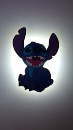 Luce da parete neonati Stitch Disney con effetto retroilluminazione calda, perfetta per accompagnare il sonno dei bambini.