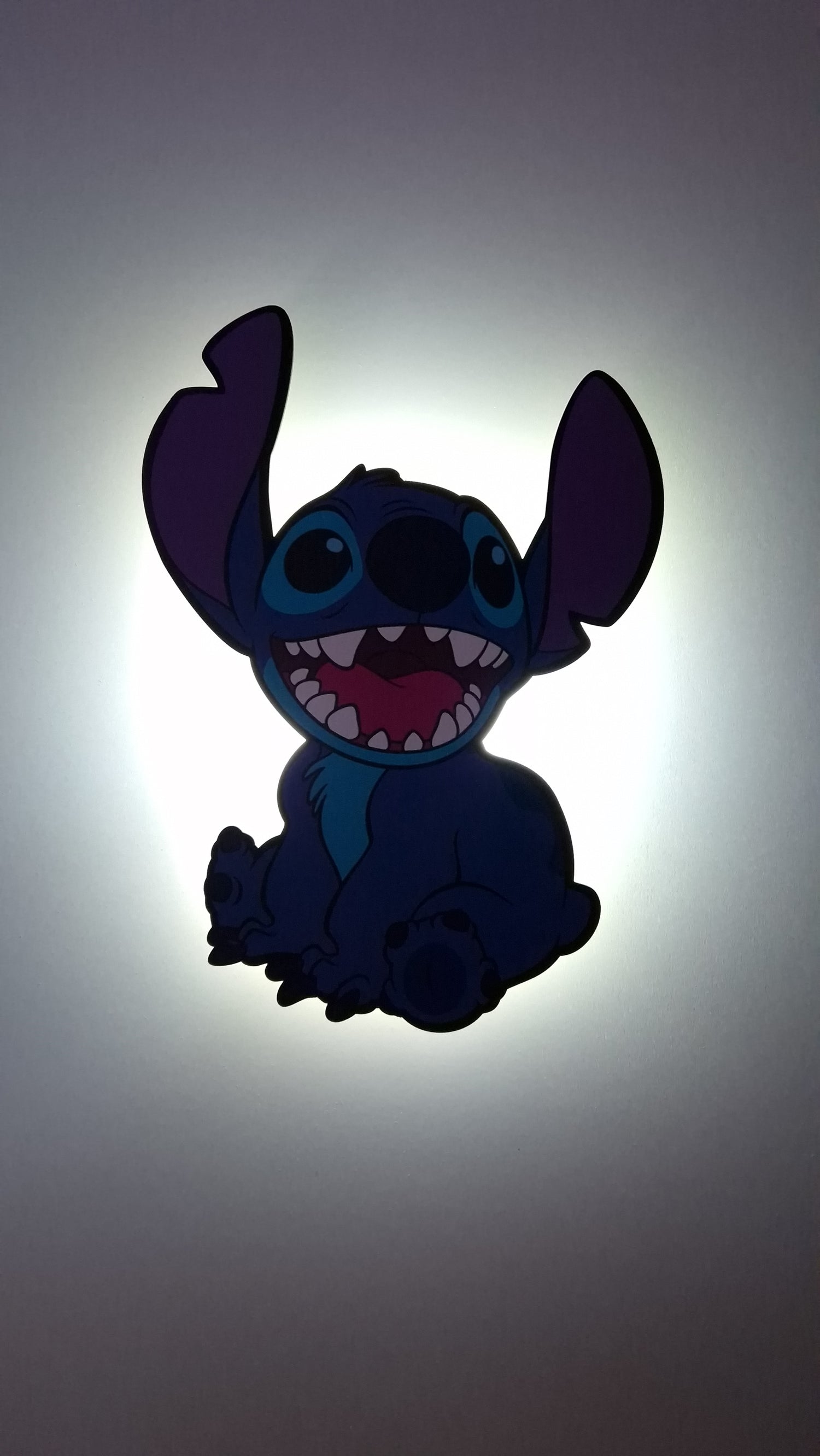 Luce da parete neonati Stitch Disney con effetto retroilluminazione calda, perfetta per accompagnare il sonno dei bambini.