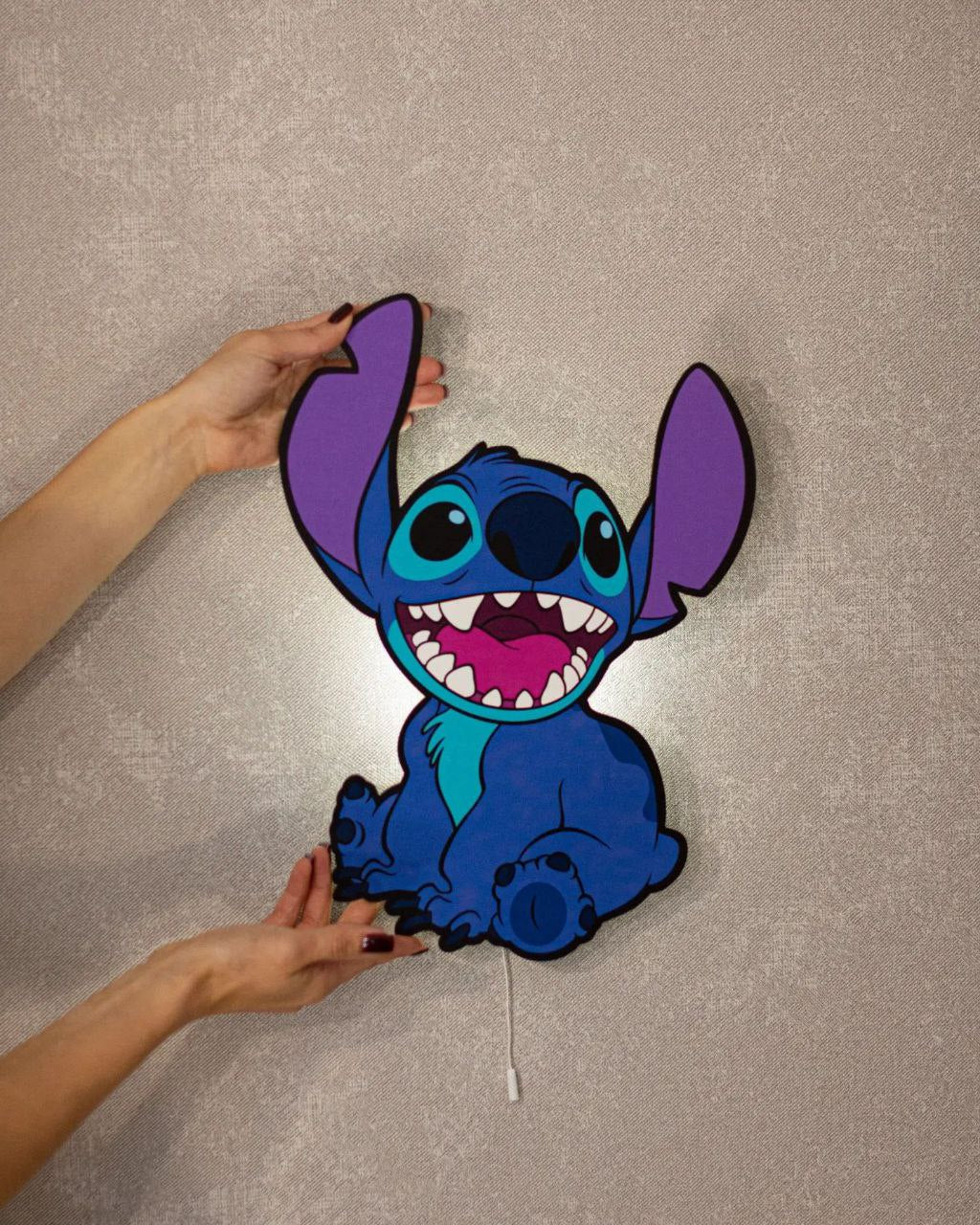 Luce notturna per bambini a forma di Stitch, lampada da parete a LED ideale per decorare la cameretta di bimbi e neonati.