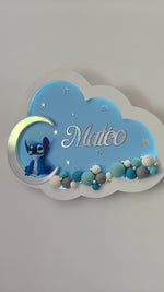 Luce notturna a nuvola azzurra personalizzata con nome Mateo, Stitch sulla luna d'argento e palloncini blu.