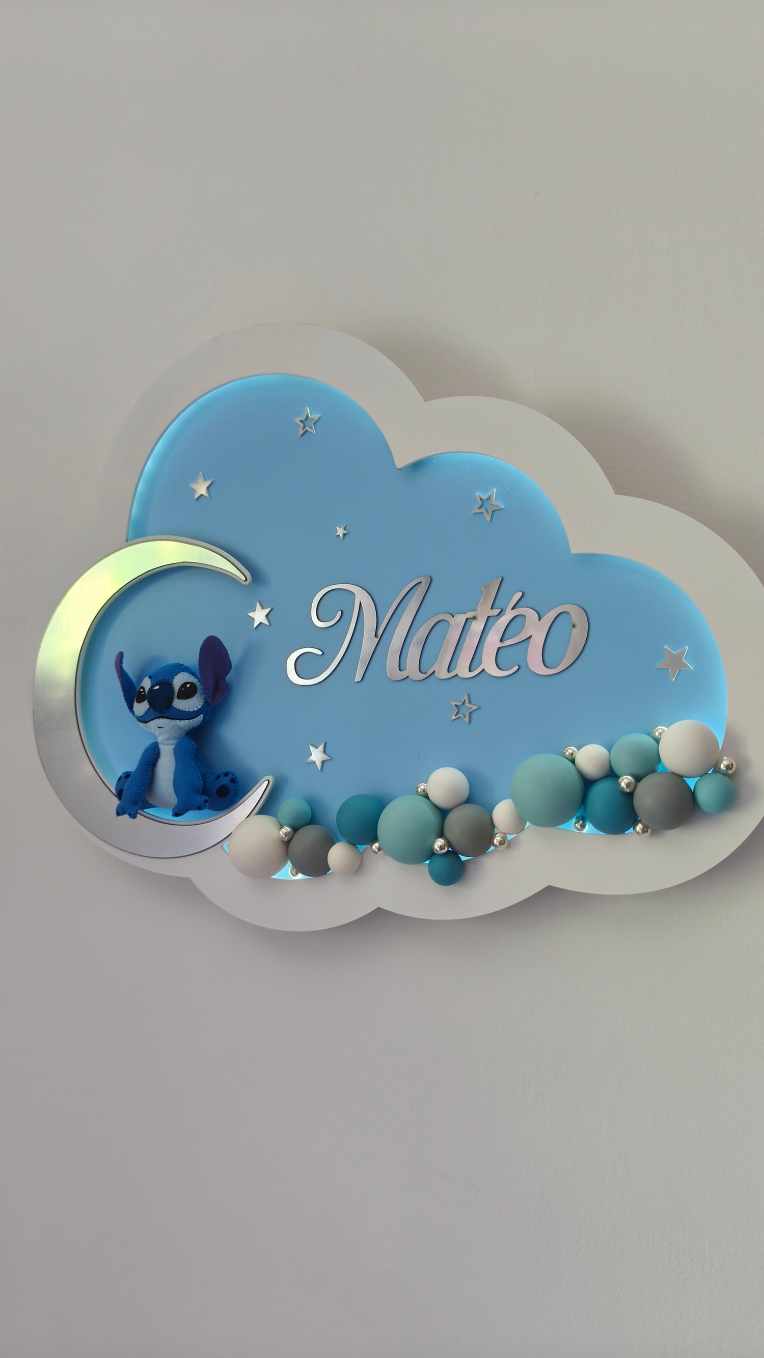 Luce notturna a nuvola azzurra personalizzata con nome Mateo, Stitch sulla luna d'argento e palloncini blu.