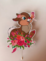 Luce notturna per bambini personalizzata con il personaggio Tamburino di Bambi tra i fiori, dotata di interruttore a cordicella
