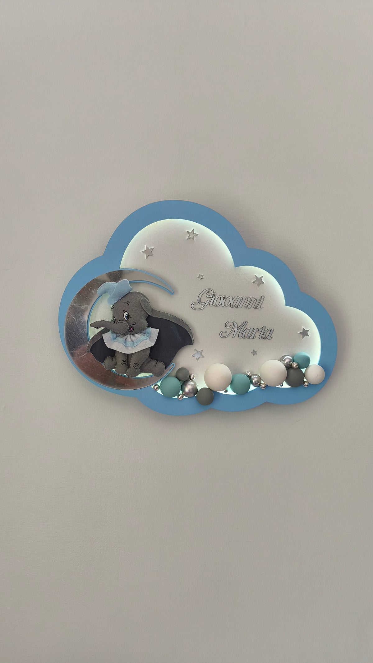 Luce notturna nuvola azzurra Dumbo e sfere fatte a mano bianche, grigie e tiffany. Lampada personalizzata LED per bambini