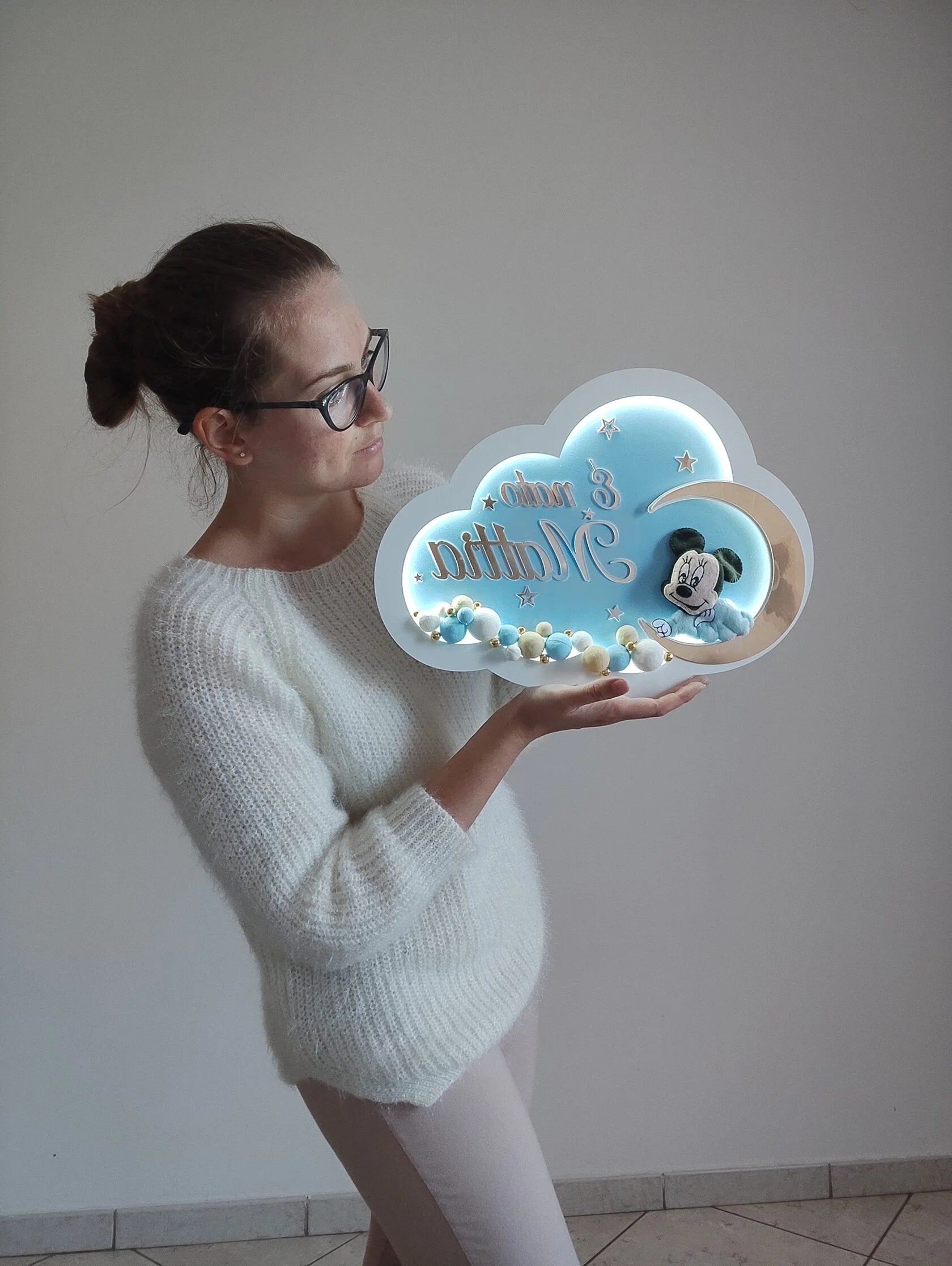 lampada LED nuvola azzurra personalizzata con topolino feltro su luna colorata, nome inciso e perline decorative