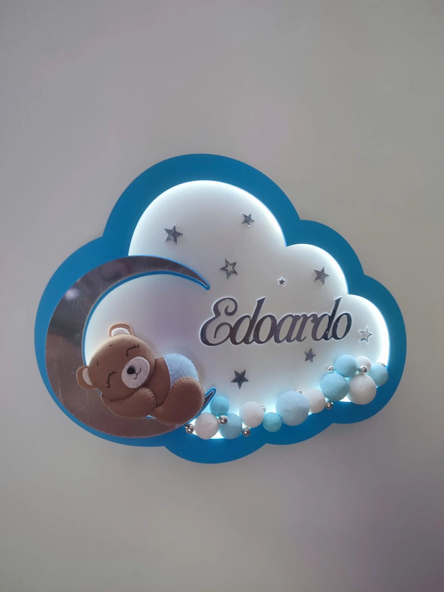 Luce notturna LED bambini nuvola azzurra con orsetto su luna d’argento, nome personalizzato e palline dipinte a mano