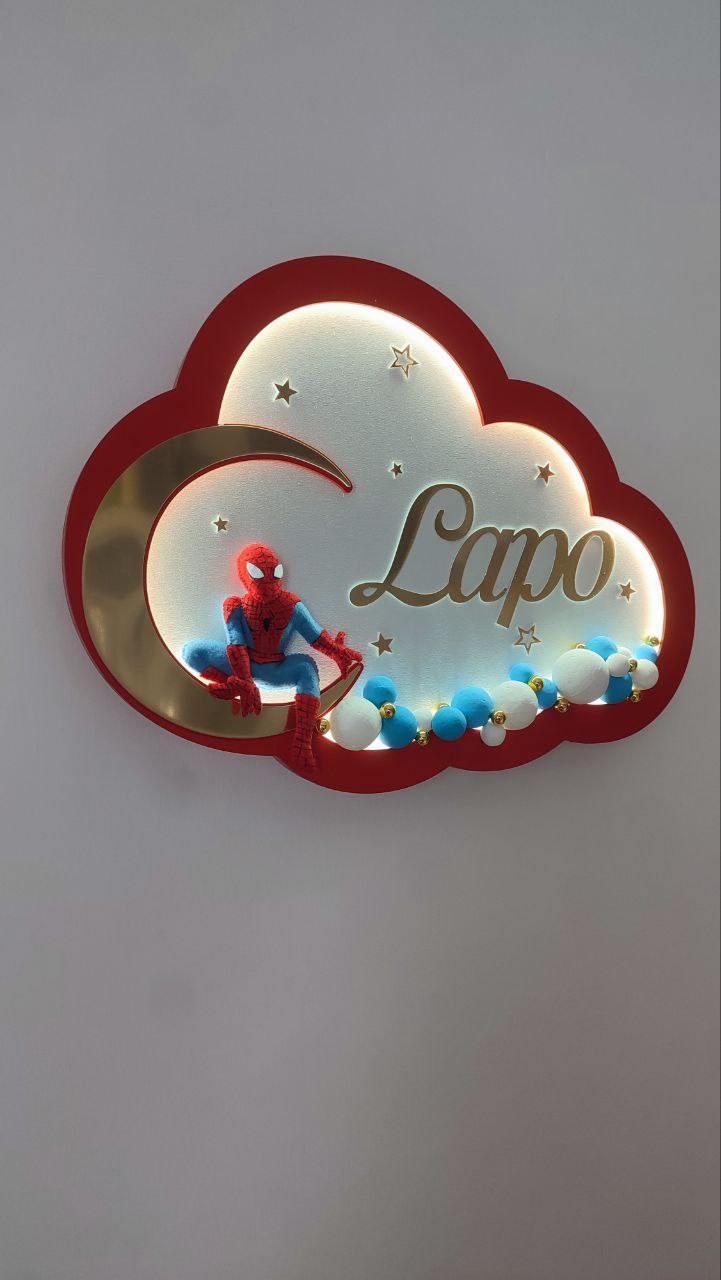 Luce notturna bambini nuvola rossa con supereroe su luna d’oro, palline celesti e bianche, per cameretta bambino