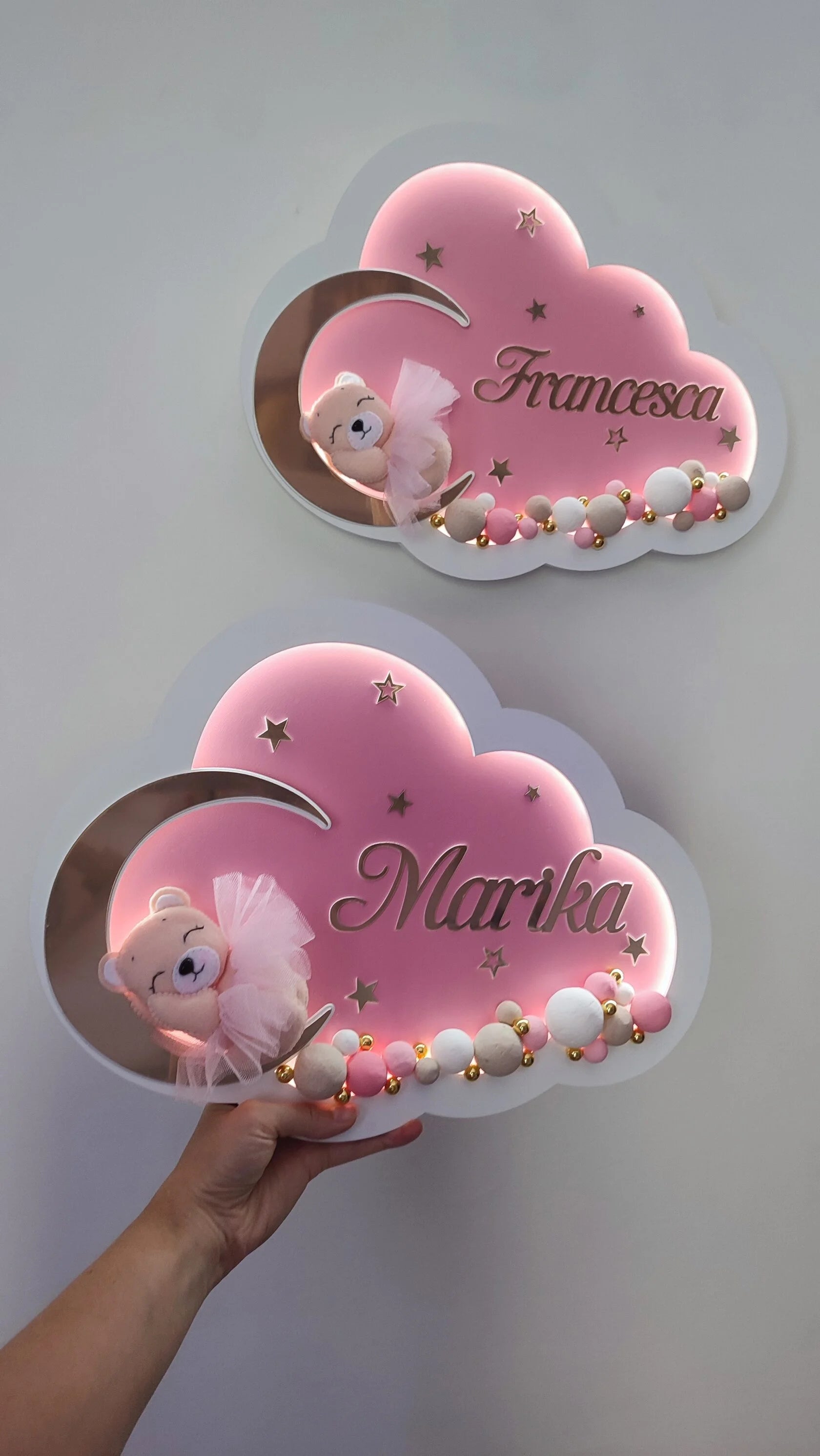 Luci notturne nuvola LED rosa con orsetto in tutù su luna, nomi personalizzati e perline dipinte a mano rosa, beige e oro