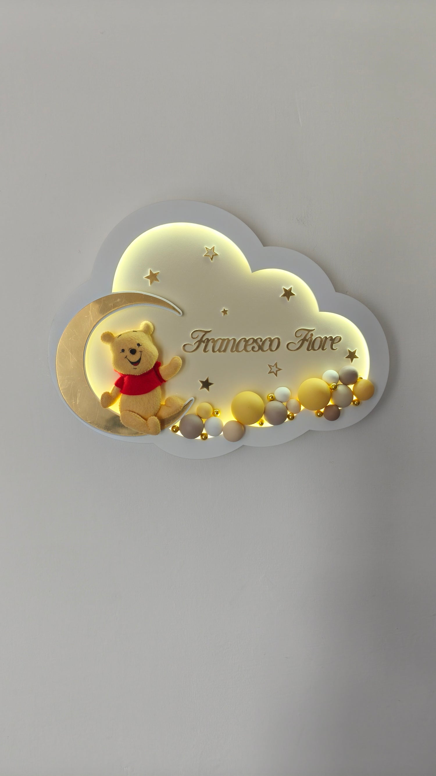 luce notturna bambini nuvola bianca e intero giallo con stelline, orsetto Winnie sulla luna dorata e palline colorati fate a mano 