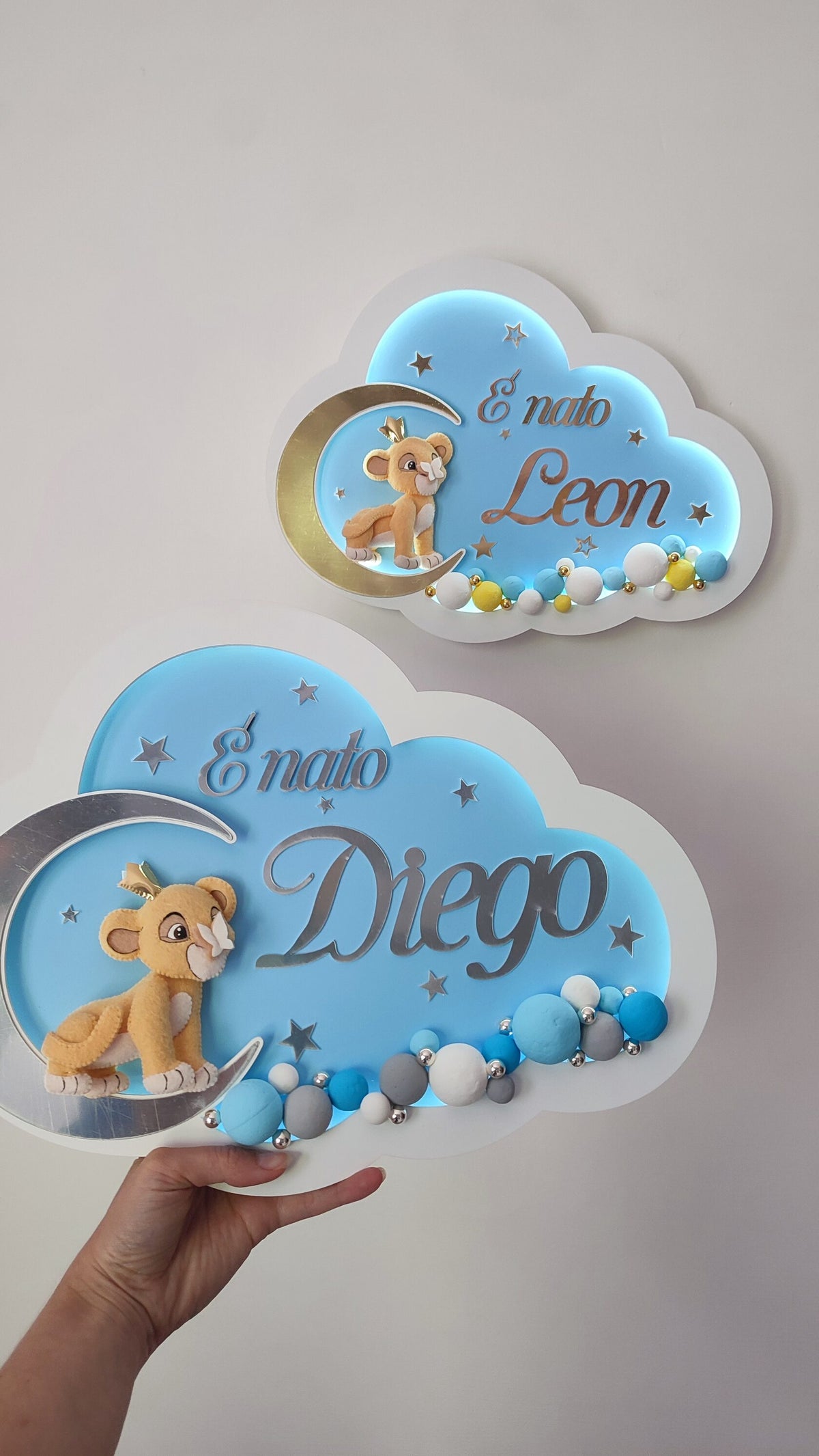 Luce notturna nuvola azzurra personalizzata con nome, Simba su luna, stelline e palline dipinte a mano