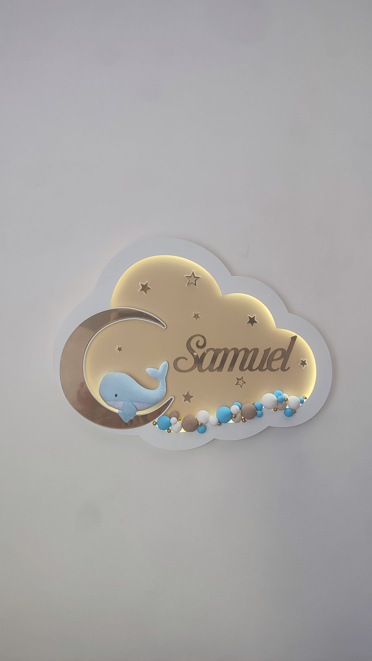 Luce notturna nuvola artigianale avorio LED con balena azzurra sulla luna argento, nome personalizzato, palline colorate, regalo neonato