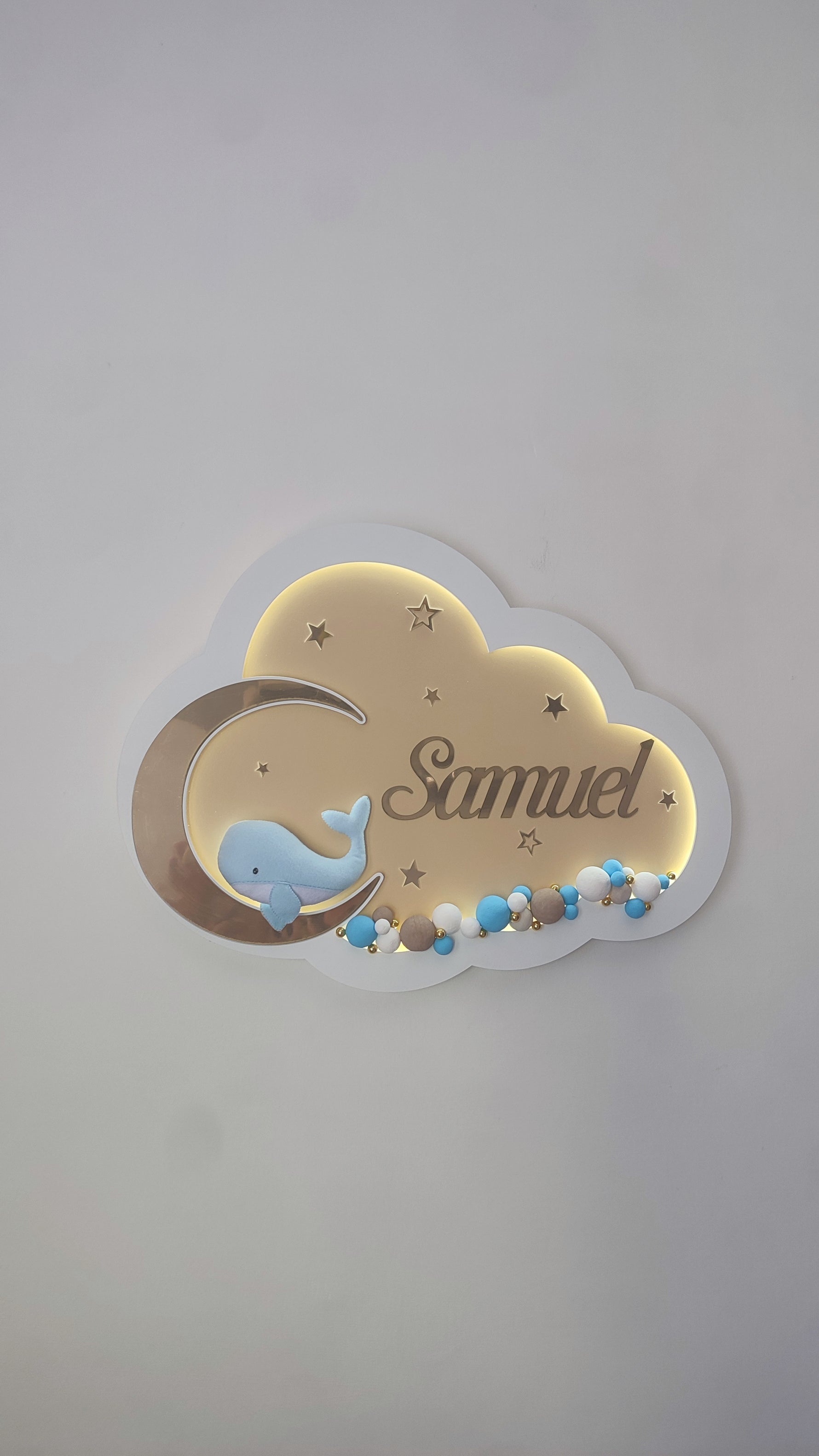 Luce notturna nuvola artigianale avorio LED con balena azzurra sulla luna argento, nome personalizzato, palline colorate, regalo neonato