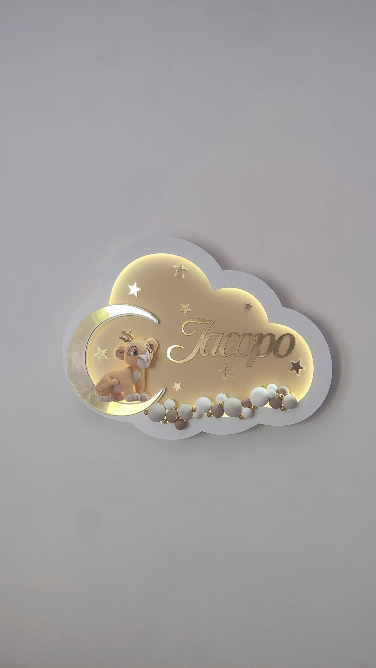 Lampada nuvola neonato personalizzata con leoncino su luna oro e palline beige e bianche, idea regalo nascita