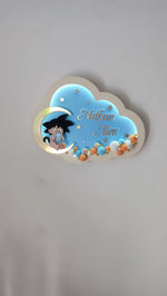 Luce notturna personalizzata nuvola azzurra Goku baby, due nomi incisi su misura, stelle dorate e palline colorate fate a mano, regalo bambino