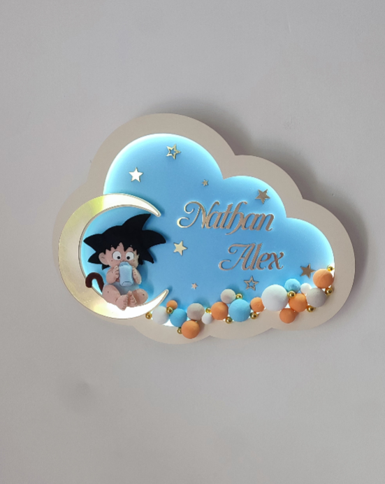 Luce notturna personalizzata nuvola azzurra Goku baby, due nomi incisi su misura, stelle dorate e palline colorate fate a mano, regalo bambino