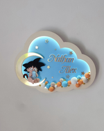 Luce notturna personalizzata nuvola azzurra Goku baby, due nomi incisi su misura, stelle dorate e palline colorate fate a mano, regalo bambino