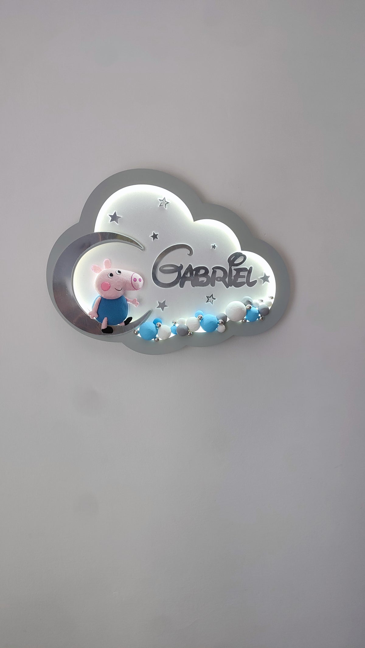 Luce notturna nuvola bianca con George Pig sulla luna argento, nome inciso, stelle e palline azzurre e grigie LED, regalo nascita bambino