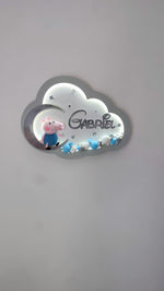 Luce notturna nuvola bianca con George Pig sulla luna argento, nome inciso, stelle e palline azzurre e grigie LED, regalo nascita bambino