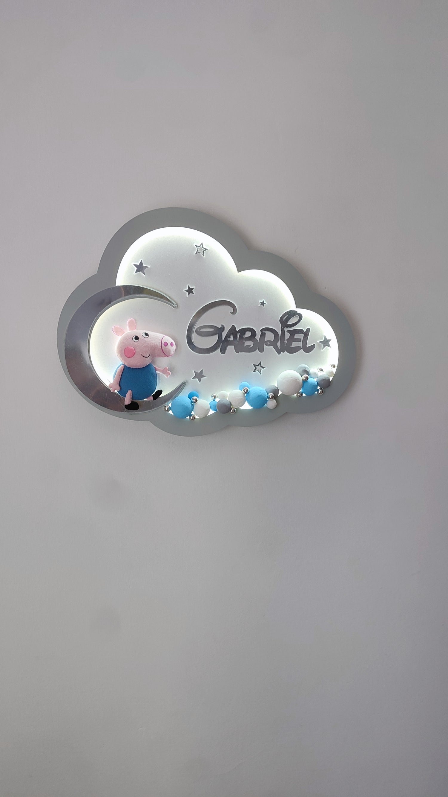 Luce notturna nuvola bianca con George Pig sulla luna argento, nome inciso, stelle e palline azzurre e grigie LED, regalo nascita bambino