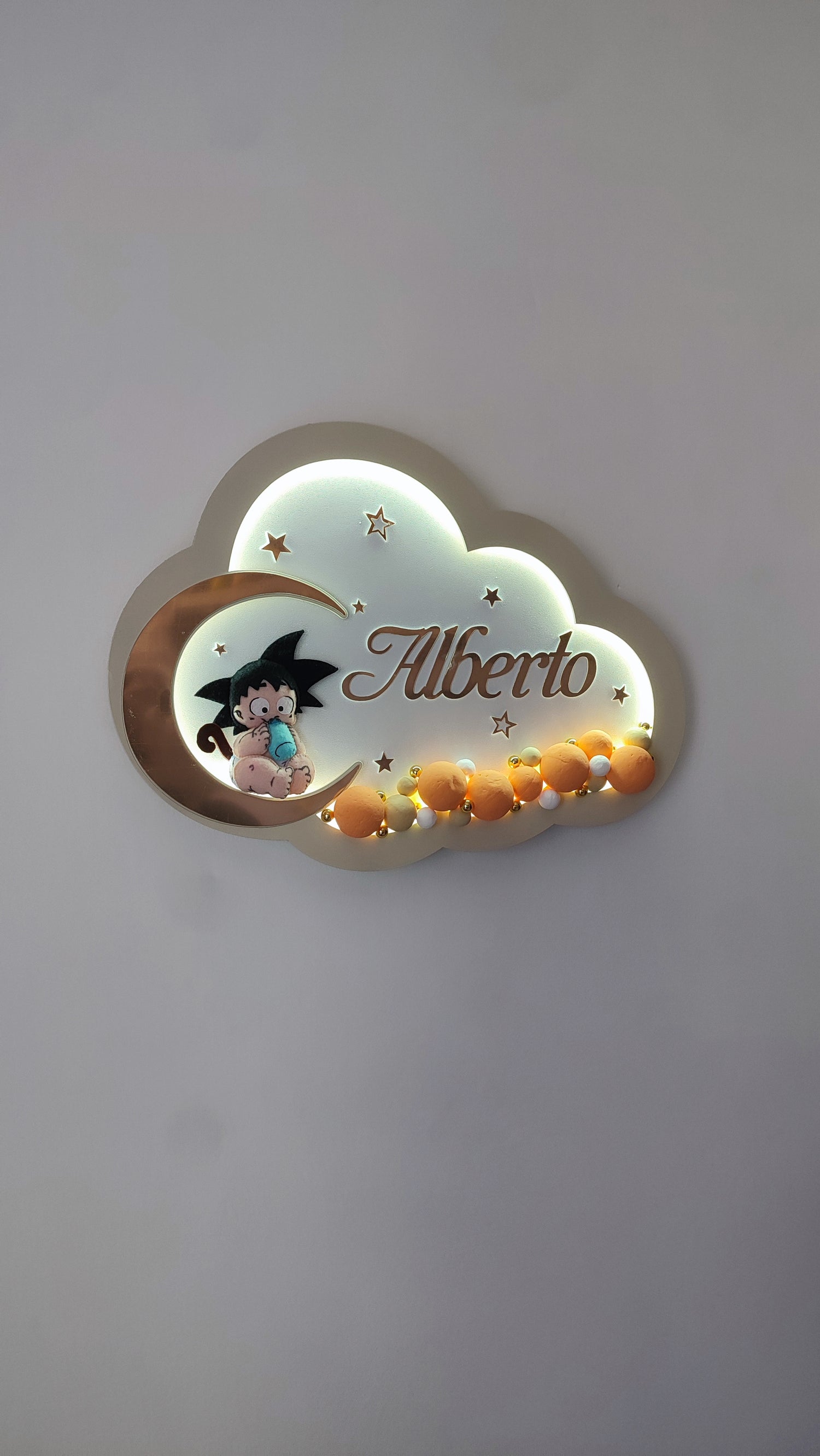 Luce notturna nuvola bianca con Goku baby Dragon Ball sulla luna dorata, nome inciso, stelle e palline arancioni, regalo nascita bambino