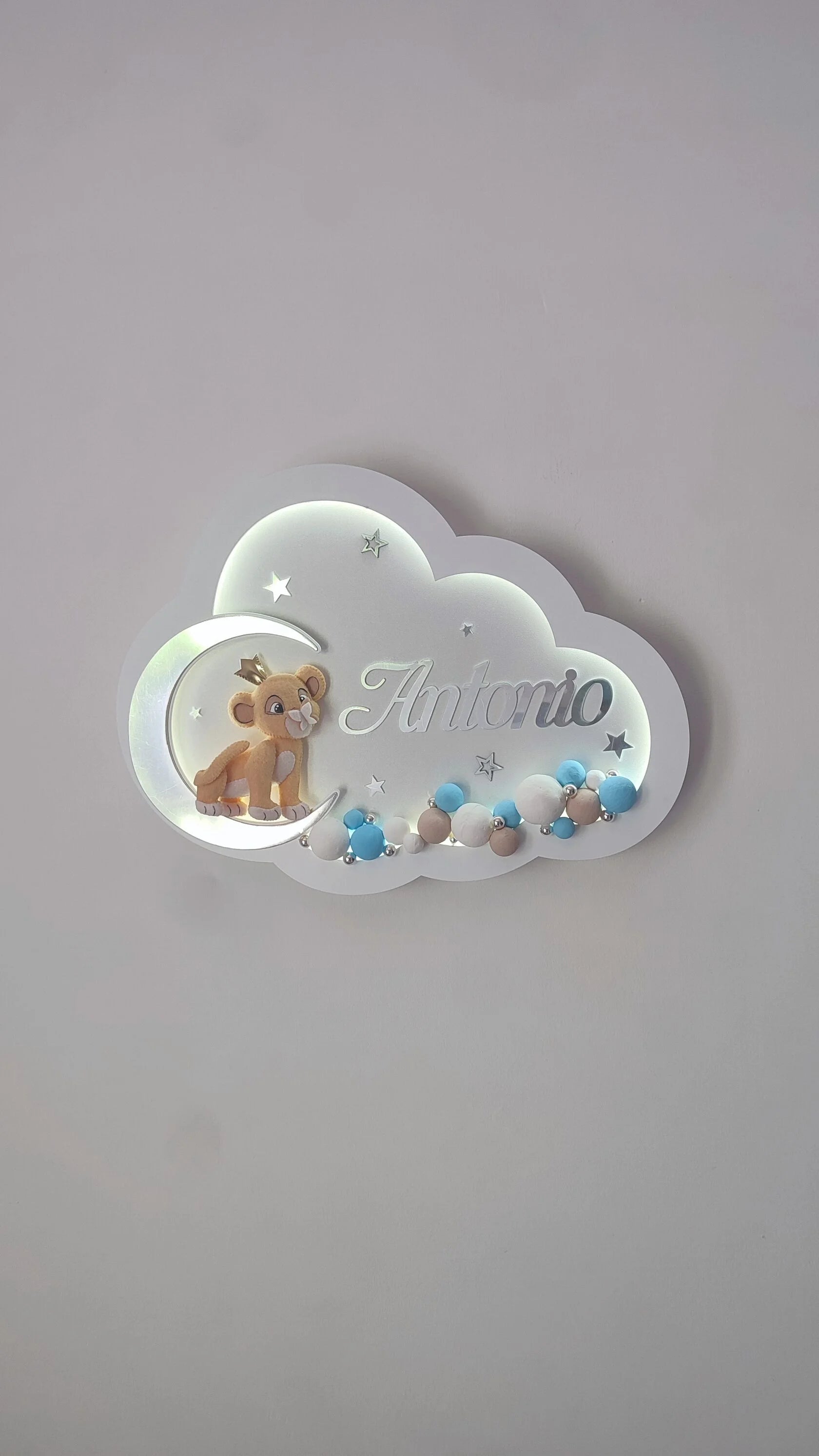 Luce notturna bambini nuvola bianca artigianale con leone su luna d’argento e palline dipinte a mano