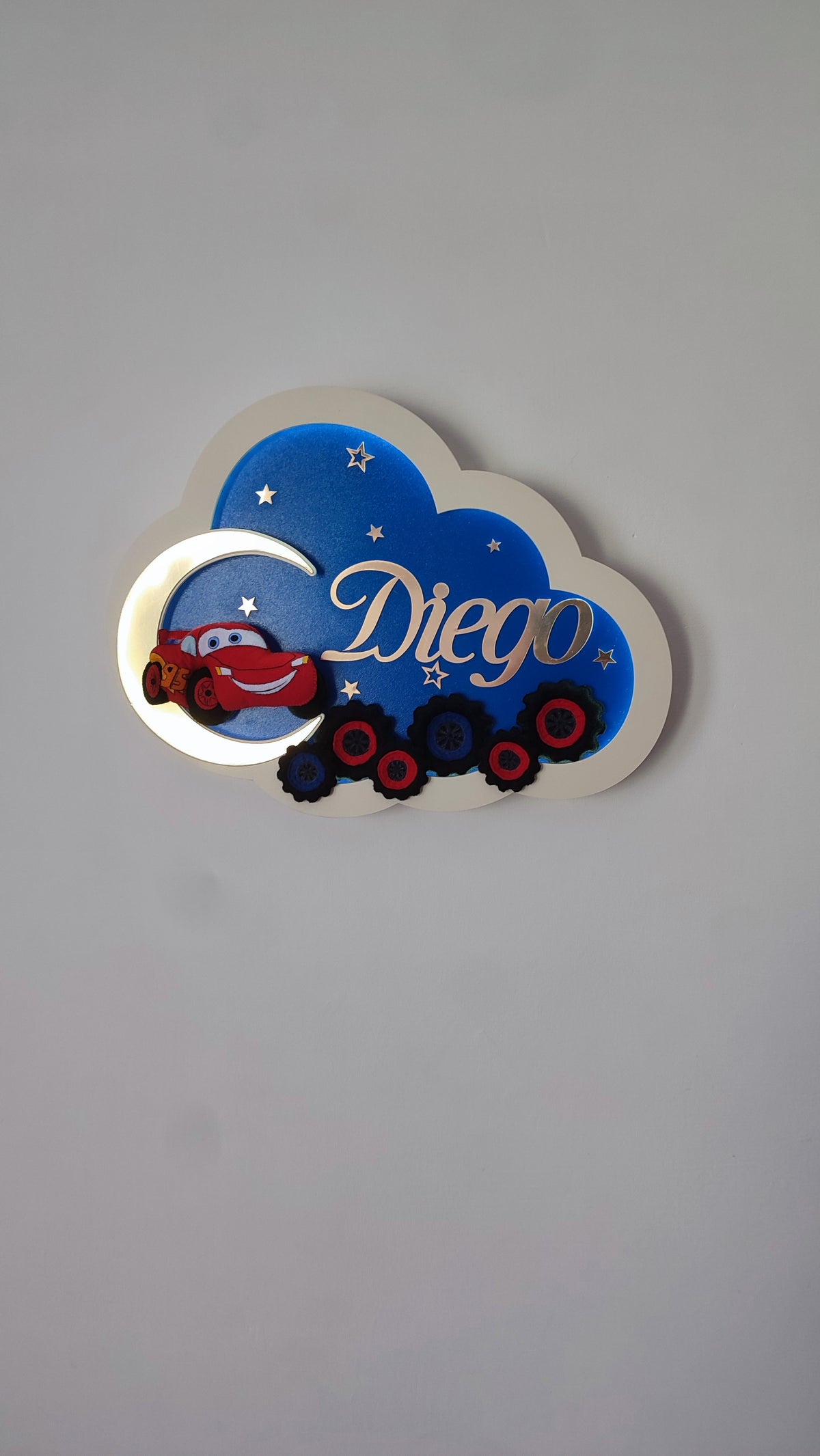 Luce notturna nuvola blu con Saetta McQueen sulla luna argento, nome inciso, stelle e ruote decorative LED, regalo nascita bambino cameretta