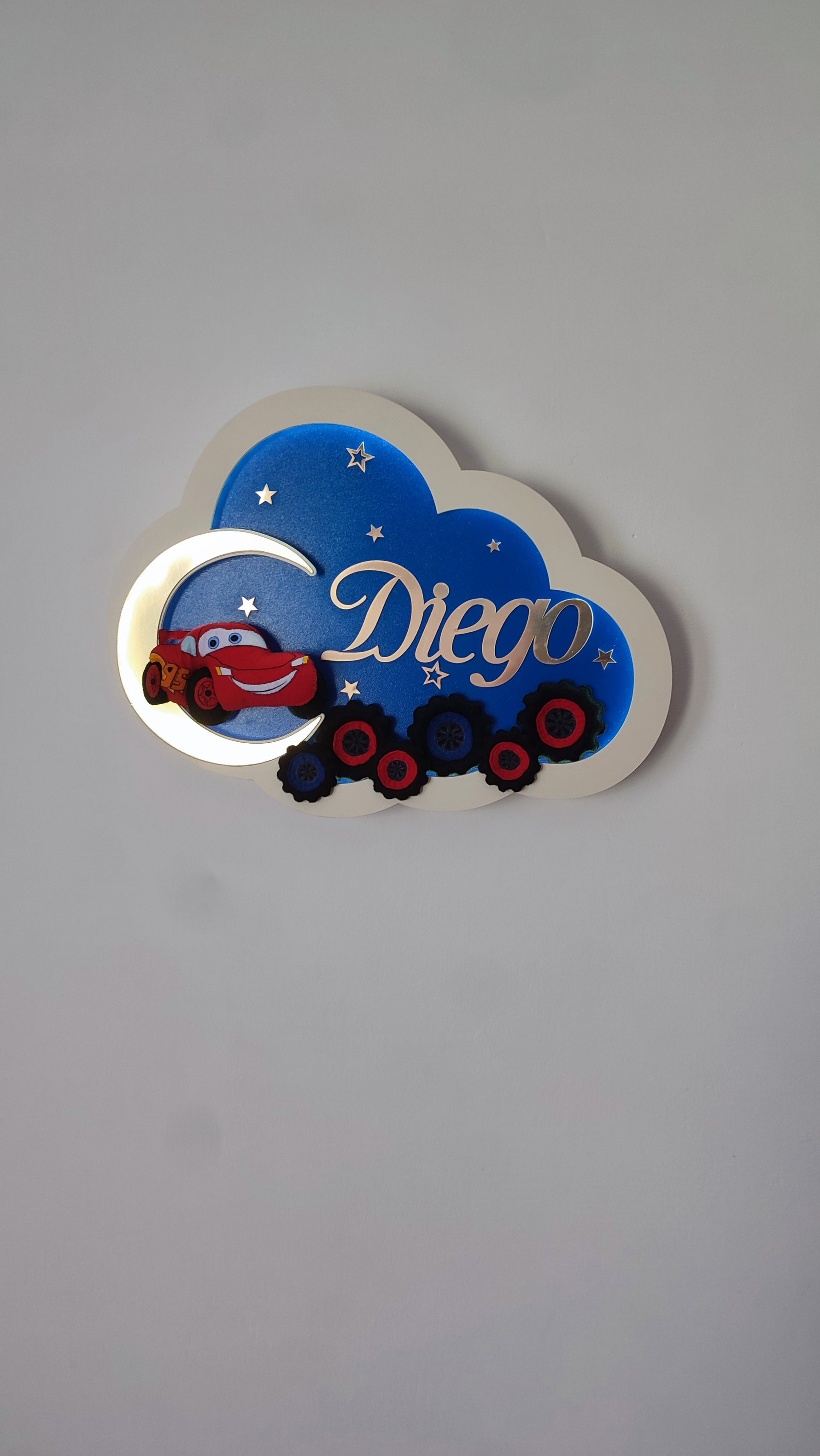 Luce notturna nuvola blu con Saetta McQueen sulla luna argento, nome inciso, stelle e ruote decorative LED, regalo nascita bambino cameretta