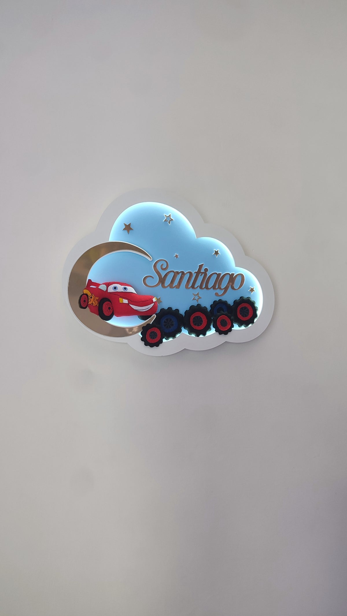 Luce notturna nuvola celeste Cars LED Saetta McQueen sulla luna, nome personalizzato inciso, ruote decorative rosse e blu fate a mano